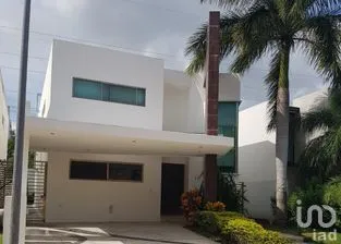 NEX-262427 - Casa en Renta, con 4 recamaras, con 3 baños, con 502 m2 de construcción.