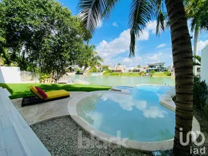 NEX-252707 - Casa en Venta, con 5 recamaras, con 6 baños, con 575 m2 de construcción.