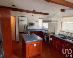 NEX-301045 - Casa en Renta, con 5 recamaras, con 2 baños, con 449 m2 de construcción.