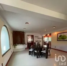 NEX-301045 - Casa en Renta, con 5 recamaras, con 2 baños, con 449 m2 de construcción.