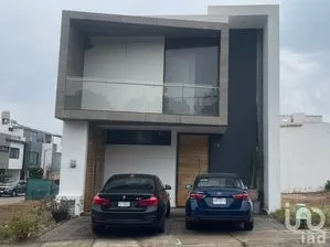 NEX-264981 - Casa en Venta, con 3 recamaras, con 3 baños, con 261 m2 de construcción.