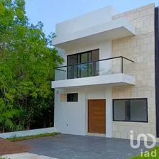 NEX-253423 - Casa en Renta, con 3 recamaras, con 3 baños, con 200 m2 de construcción.