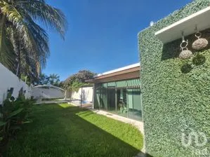NEX-263524 - Casa en Venta, con 3 recamaras, con 4 baños, con 215 m2 de construcción.