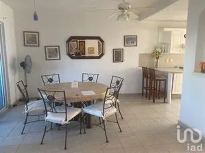 NEX-252963 - Casa en Venta, con 3 recamaras, con 4 baños, con 198 m2 de construcción.