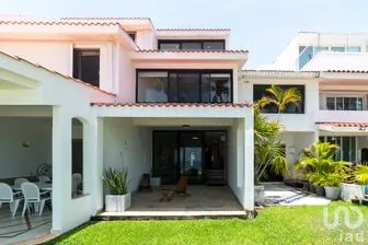 NEX-253550 - Casa en Venta, con 5 recamaras, con 5 baños, con 520 m2 de construcción.
