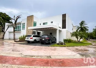 NEX-253686 - Casa en Renta, con 3 recamaras, con 3 baños, con 450 m2 de construcción.