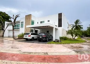 NEX-253686 - Casa en Renta, con 3 recamaras, con 3 baños, con 450 m2 de construcción.