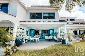 NEX-305268 - Casa en Renta, con 4 recamaras, con 4 baños, con 400 m2 de construcción.