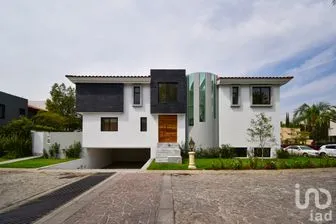 NEX-252251 - Casa en Venta, con 4 recamaras, con 5 baños, con 444 m2 de construcción en Valle Real, CP 45019, Jalisco.