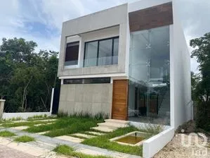 NEX-254512 - Casa en Venta, con 3 recamaras, con 4 baños, con 226 m2 de construcción.