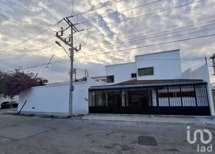 NEX-264001 - Casa en Venta, con 6 recamaras, con 4 baños, con 378 m2 de construcción.