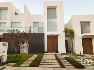 NEX-255491 - Casa en Venta, con 4 recamaras, con 3 baños, con 187 m2 de construcción.