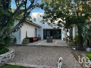 NEX-255786 - Casa en Venta, con 4 recamaras, con 4 baños, con 650 m2 de construcción.