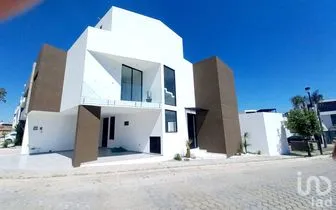 NEX-297979 - Casa en Venta, con 4 recamaras, con 4 baños, con 227 m2 de construcción.