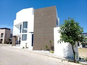 NEX-297979 - Casa en Venta, con 4 recamaras, con 4 baños, con 227 m2 de construcción.