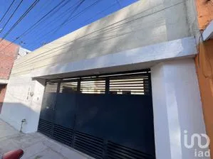 NEX-264698 - Casa en Venta, con 3 recamaras, con 3 baños, con 210 m2 de construcción.