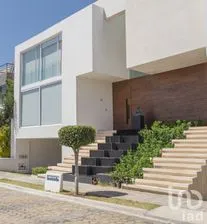 NEX-258371 - Casa en Venta, con 3 recamaras, con 3 baños, con 361 m2 de construcción.