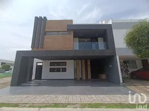 NEX-258422 - Casa en Venta, con 4 recamaras, con 5 baños, con 378 m2 de construcción.