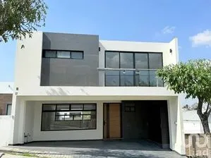 NEX-256148 - Casa en Venta, con 3 recamaras, con 3 baños, con 270 m2 de construcción.