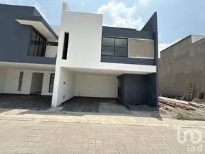 NEX-291879 - Casa en Venta, con 4 recamaras, con 4 baños, con 220 m2 de construcción.