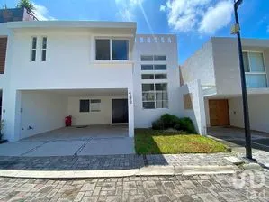 NEX-296346 - Casa en Venta, con 5 recamaras, con 3 baños, con 270 m2 de construcción.