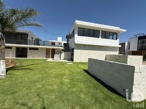 NEX-298750 - Casa en Venta, con 3 recamaras, con 2 baños, con 206 m2 de construcción.
