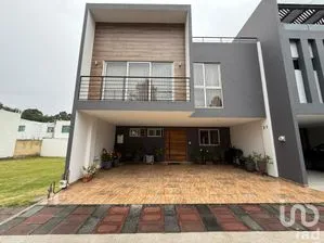 NEX-303389 - Casa en Venta, con 4 recamaras, con 5 baños, con 240 m2 de construcción.