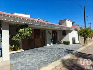 NEX-282102 - Casa en Venta, con 5 recamaras, con 5 baños, con 1394 m2 de construcción en Balcones del Campestre, CP 37138, Guanajuato.