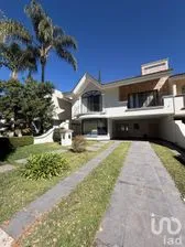 NEX-293495 - Casa en Renta, con 3 recamaras, con 3 baños, con 346 m2 de construcción en Valle Real, CP 45019, Jalisco.