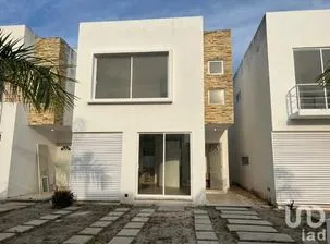 NEX-184479 - Casa en Venta, con 3 recamaras, con 2 baños, con 137 m2 de construcción en Supermanzana 318, CP 77536, Quintana Roo.