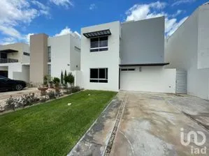 NEX-294903 - Casa en Renta, con 3 recamaras, con 2 baños, con 200 m2 de construcción en Cholul, CP 97305, Yucatán.