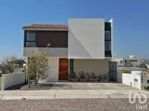 NEX-257087 - Casa en Venta, con 3 recamaras, con 3 baños, con 210 m2 de construcción.