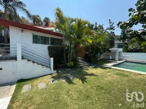 NEX-298172 - Casa en Renta, con 4 recamaras, con 4 baños, con 500 m2 de construcción.