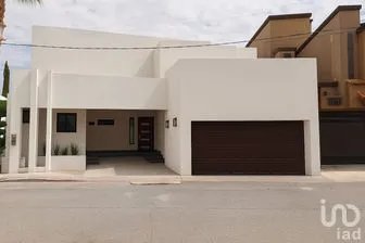 NEX-257943 - Casa en Venta, con 3 recamaras, con 3 baños, con 405 m2 de construcción.