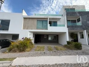 NEX-283255 - Casa en Venta, con 5 recamaras, con 4 baños, con 269 m2 de construcción.