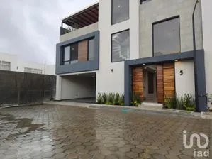 NEX-301492 - Casa en Venta, con 3 recamaras, con 4 baños, con 330 m2 de construcción.