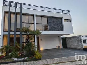 NEX-308426 - Casa en Venta, con 4 recamaras, con 5 baños, con 411 m2 de construcción.
