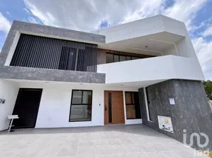 NEX-261223 - Casa en Venta, con 4 recamaras, con 5 baños, con 343 m2 de construcción.