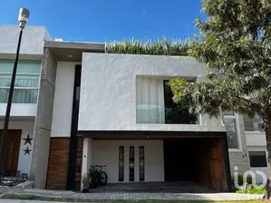 NEX-261241 - Casa en Venta, con 3 recamaras, con 3 baños, con 347 m2 de construcción.