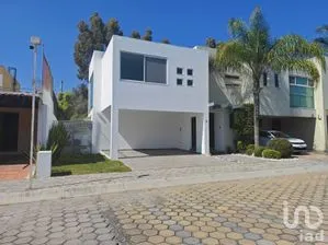 NEX-289787 - Casa en Venta, con 3 recamaras, con 4 baños, con 246 m2 de construcción en La Carcaña, CP 72776, Puebla.