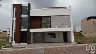 NEX-295931 - Casa en Venta, con 5 recamaras, con 6 baños, con 489 m2 de construcción.