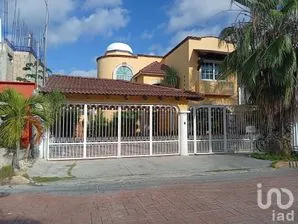 NEX-296628 - Casa en Venta, con 3 recamaras, con 3 baños, con 305 m2 de construcción.