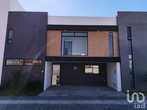 NEX-266065 - Casa en Venta, con 4 recamaras, con 3 baños, con 244 m2 de construcción.