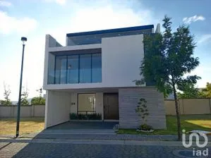 NEX-283727 - Casa en Venta, con 4 recamaras, con 5 baños, con 284 m2 de construcción en Tercera Sección de Santa Clara Ocoyucan, CP 72850, Puebla.
