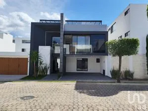 NEX-286504 - Casa en Venta, con 4 recamaras, con 4 baños, con 362 m2 de construcción en Tercera Sección de Santa Clara Ocoyucan, CP 72850, Puebla.
