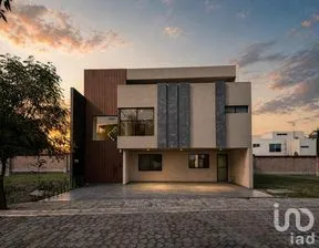 NEX-293618 - Casa en Venta, con 3 recamaras, con 4 baños, con 395 m2 de construcción en Tercera Sección de Santa Clara Ocoyucan, CP 72850, Puebla.