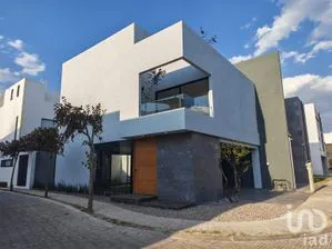 NEX-293626 - Casa en Venta, con 3 recamaras, con 4 baños, con 213 m2 de construcción en Tercera Sección de Santa Clara Ocoyucan, CP 72850, Puebla.