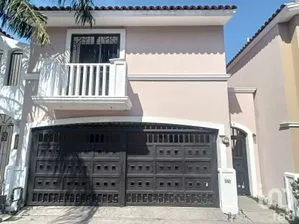 NEX-295542 - Casa en Renta, con 3 recamaras, con 3 baños, con 220 m2 de construcción en Cerradas de Anáhuac, CP 66059, Nuevo León.