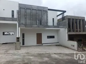 NEX-262618 - Casa en Venta, con 4 recamaras, con 4 baños, con 231 m2 de construcción.