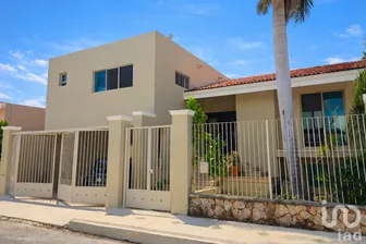 NEX-286928 - Casa en Venta, con 5 recamaras, con 5 baños, con 390 m2 de construcción en Jardines de Mérida, CP 97135, Yucatán.